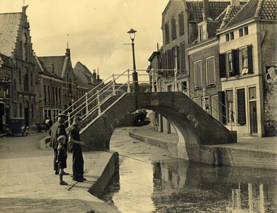 95344 Gezicht op de Oude Rijn met bebouwing en de Jansbrug te Woerden.N.B. Na de demping van de Oude Rijn in 1961 is ...